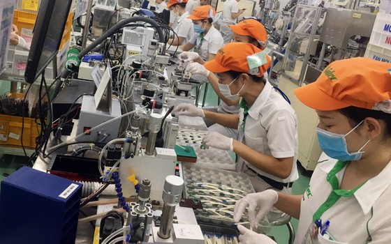 為了輔助企業在新冠肺炎疫情過後，恢復產銷活動，市人委會責成越南國家銀行本市分行與本市各商業銀行、信貸組織舉行會議，以落實平衡資金，充分與及時滿足為經營產銷服務的資金需求。（示意圖源：紅桃）