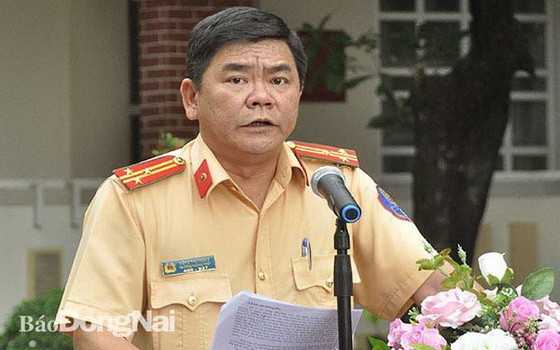 同奈省公安廳交警科長鄧世忠上校被革職。（圖源：同奈報）