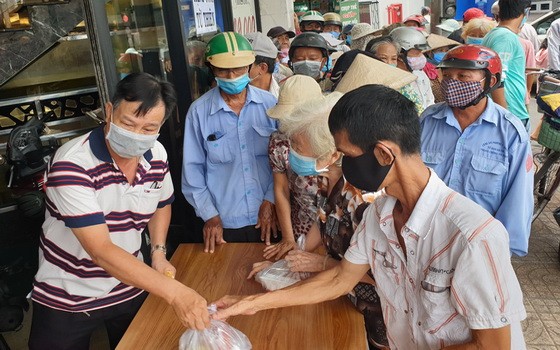 食得福海鮮酒樓向貧困者派發慈善餐。