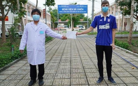 古芝野戰醫院最後病例出院時與該醫院的一名醫生合影。（圖源：黃黎）