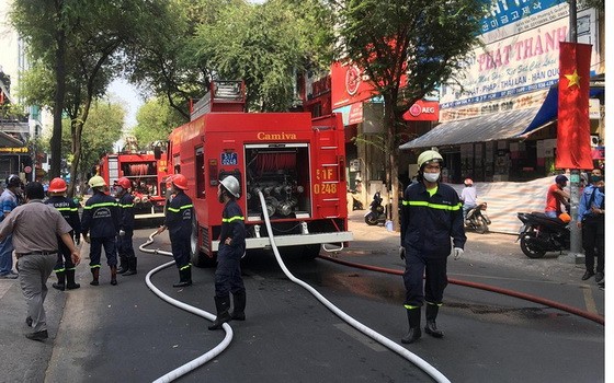 消防隊接報後趕抵現場，迅速展開滅火和營救行動。（圖源：HT）