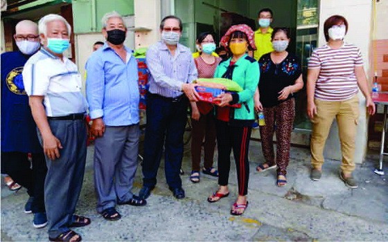 護法理事會在發放救濟品。