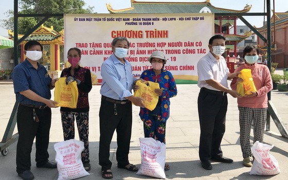 崇正會館各理事向貧民贈送禮物。