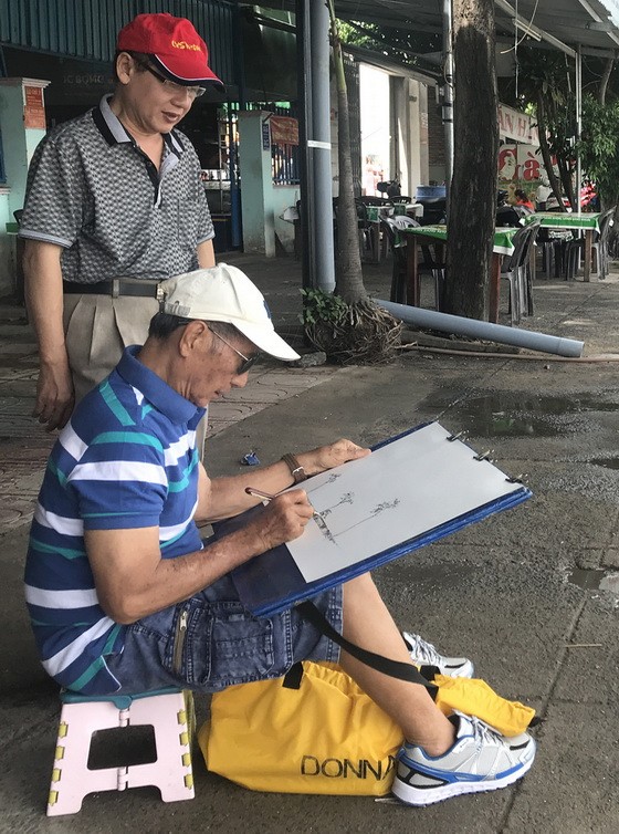 陸金在芽莊寫生。