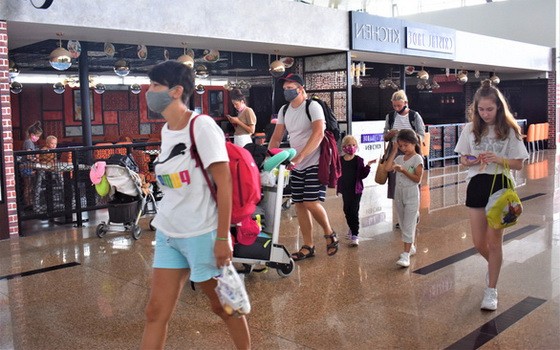 俄籍遊客前往機場登機門登機。（圖源：明戰）