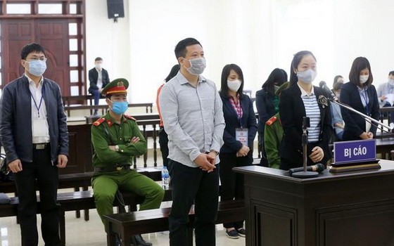 庭審現場，前排左一為被告人何文琛。（圖源：秋莊）