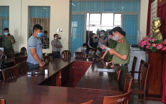 新富郡公安最近開庭對在社交網上散播關於新冠肺炎疫情的 失實訊息的阮文登（化名）予以行政處罰。