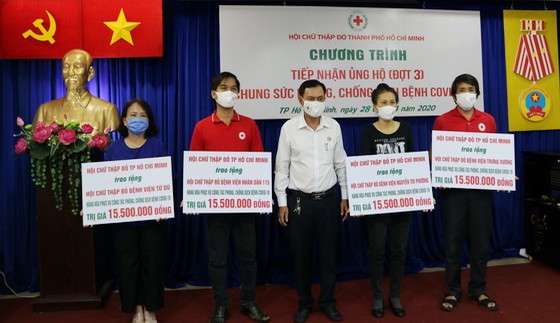 ４家醫院紅十字會代表接受醫療用品。