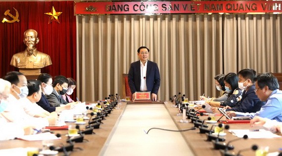 河內市委書記王廷惠（中）主持會議。（圖源：曰成）