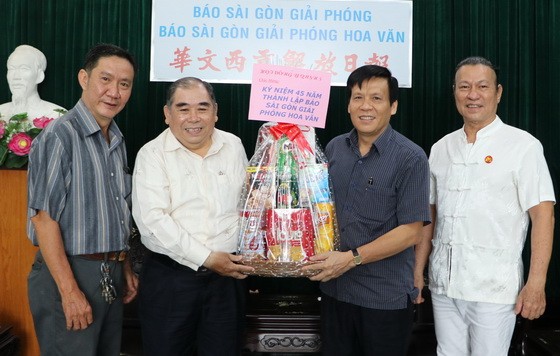 阮玉英主編（右二）接受第五郡東醫會的賀禮。