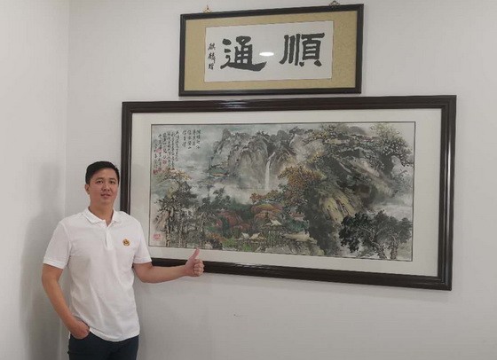 馬順通與他為慈善認購的名畫。