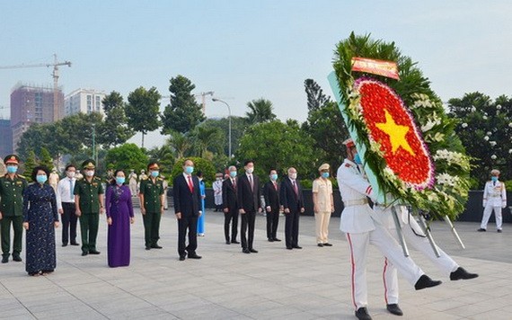 本市各位領導晉謁為國犧牲的越南英雄母親、英雄烈士。（圖源：越勇）