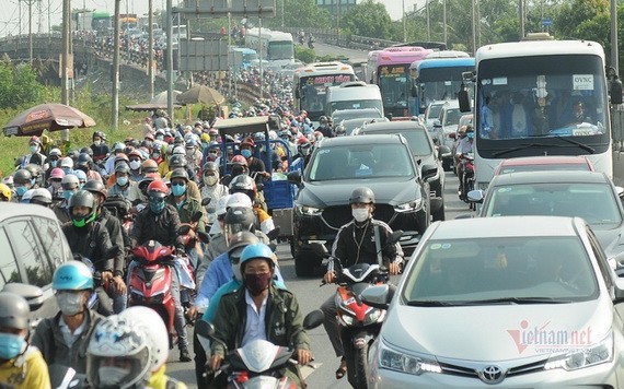 本市朝西區通道的平田橋路段有時候上千輛車堵在一起。（圖源：VNN）