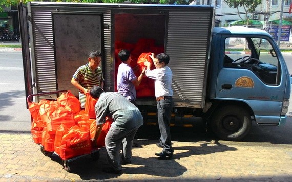 我們一起做慈善，各部門同事幫忙把要派發的慈善禮物搬上車。