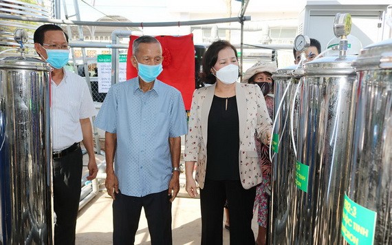 國會主席阮氏金銀（前右一）參觀檳椥省榕簪縣州和鄉RO濾水器系統。（圖源：潘欣）