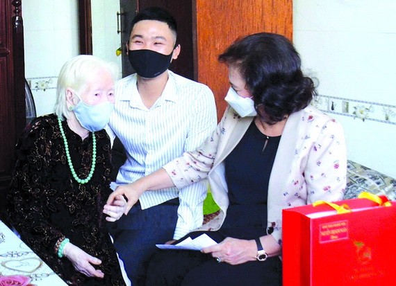 國會主席阮氏金銀問候越南英雄母親阮氏剛。（圖源：市黨部新聞網）