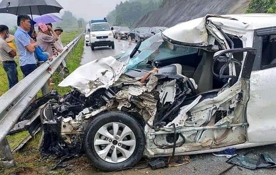 5月1日，發生在內牌-老街高速公路上的一起交通事故現場，導致兩人重傷。（圖源：OFFB）