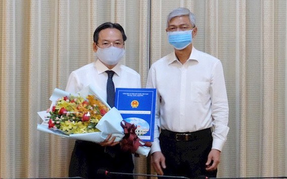 市人委會副主席武文歡（右）向潘長山同志頒發人事委任《決定》。（圖源：市黨部新聞網）