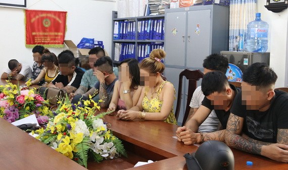 吸毒的男女青年被扣留在公安派出所。（圖源：玉芝）