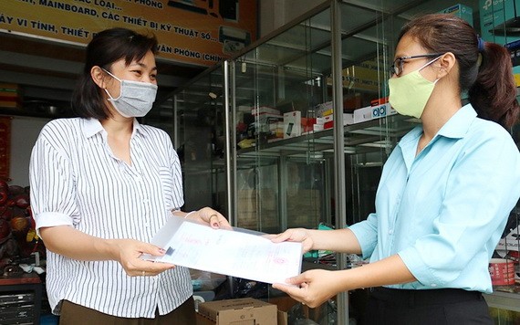 守德郡長壽坊司法-戶籍幹部簡潘紅錦（右）上門接收和退還卷宗。