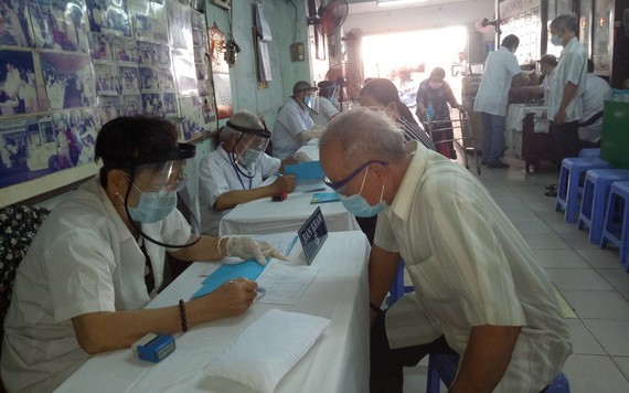 上百位貧病者前來第五郡東醫會慈善診所求診。