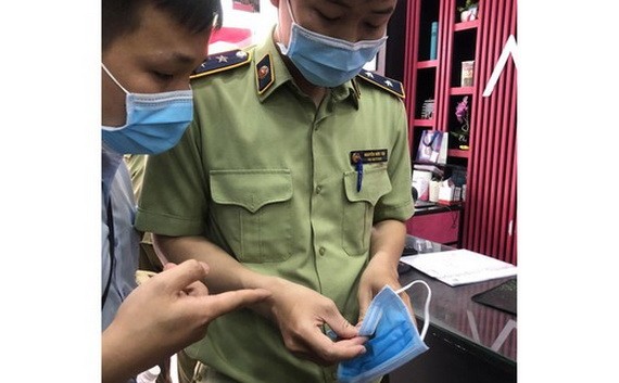 市場管理力量檢查在市面上銷售的抗菌口罩。