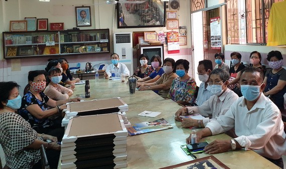 啟秀華文中心校長向老師們傳達防疫規定。