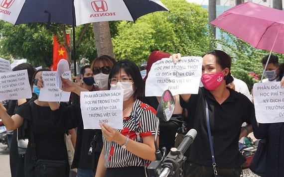 200多位家長聚集在越澳國際民立學校本市二月三日街分校反對疫情停課期間的學費收取制度。（圖源：阮娟）