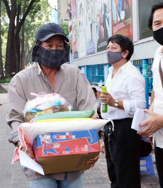 後台人員領取禮物都是很開心。