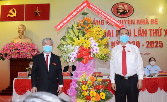 市委書記阮善仁（前右）送花祝賀大會成功舉辦。（圖源：長煌）