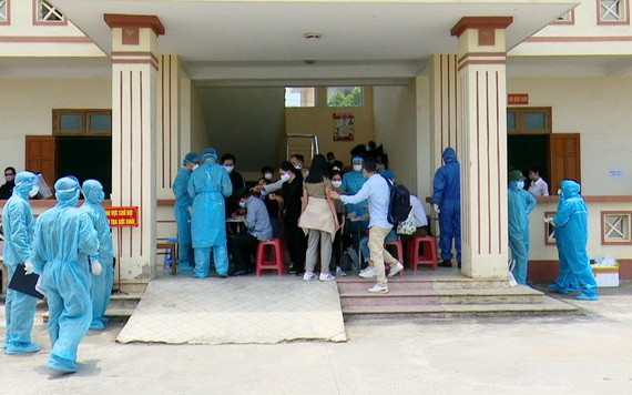 81名回國的同胞抵達機場後獲送至集中隔離區並辦理健康申報手續。（圖源：越通社）