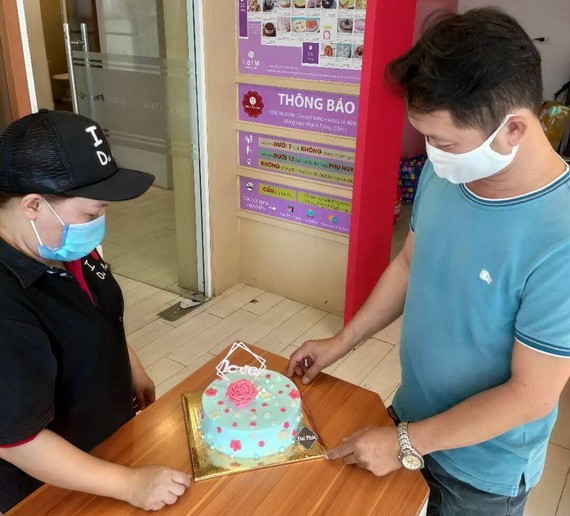 消費者正在選購母親節蛋糕。