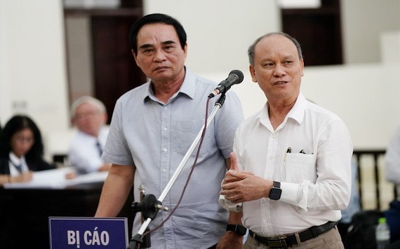 峴港市人委會兩名原主席被告陳文明（右）和文友戰。（圖源：越勇）