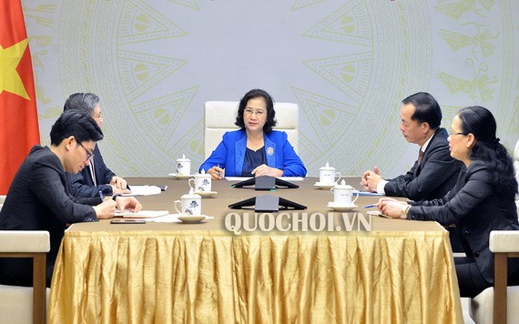 國會主席阮氏金銀（中）。（圖源：Quochoi）