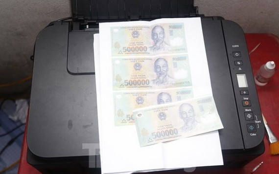 被查獲的部分假鈔成品及半製成品。（圖源：黃龍）