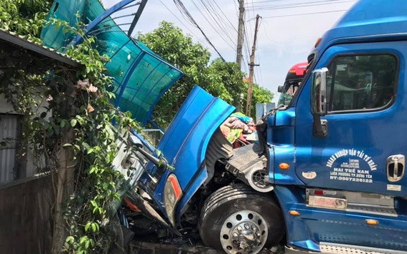 車禍現場，路邊巴士候車站被摧毀，殃及一名等車的無辜婦女慘死。（圖源：進達）