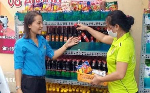 為貧困勞動者服務的“愛心攤位”現場圖。