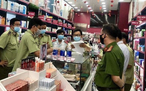 本市市場管理跨部門力量檢查一批違規貨物。