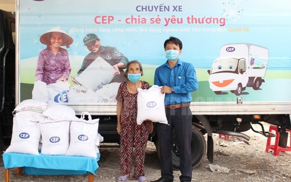 「愛心班車」向古芝縣窮人贈送禮物。