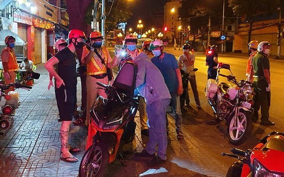 第十一郡公安科363號工作組上街巡邏。