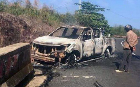 全被燒毀只剩框架的皮卡車，車內卻有一具被燒焦變形的屍體。（圖源：黃平）