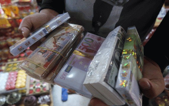 多種各樣面值的冥鈔印製像真鈔一樣。