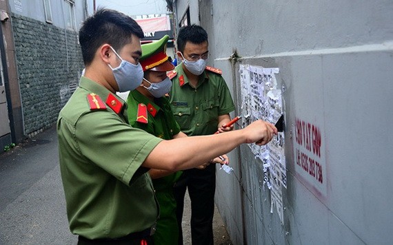 年輕公安員在清除非法放高利貸的張貼廣告。（圖源：雄科）