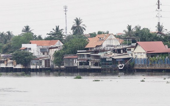 自平利橋至守德郡西貢河上游一帶，許多住房建在河邊。