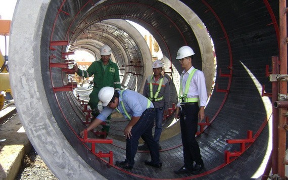 準備安放排水導流管以將廢水帶入第二郡的廢水處理廠。（圖源：玉隱）