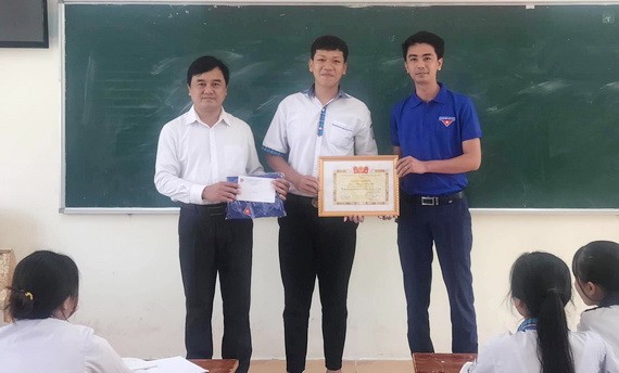 梁世榮高中學校高二生阮進北（中）榮獲共青團巴屯市市委頒發的獎狀及獎金。（圖源：忠純）