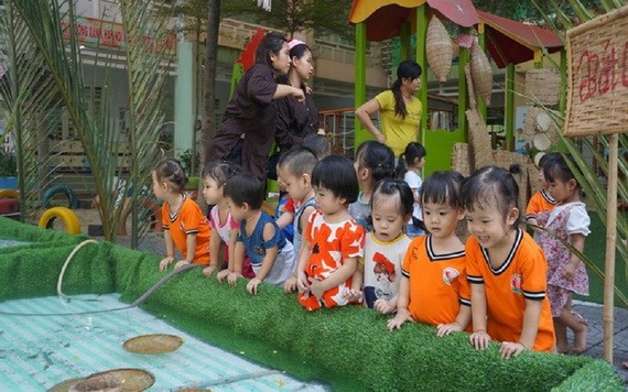 舊邑郡棕褐松鼠幼兒園學生興高采烈地參加課外活動。（圖源：阮娟）
