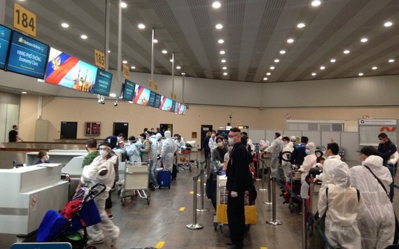 從俄羅斯莫斯科接回340名越南公民的VN62航班於昨(13)日上午抵達廣寧省雲屯機場。（圖源：VNA）