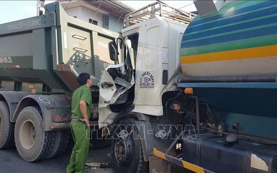 猛烈的撞擊，導致油槽車的車頭部分損壞不堪，黏著牽引車的車尾。（圖源：越通社）