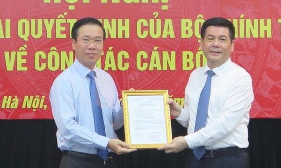 新任中央宣教部副部長阮鴻延（右）從中央宣教部長武文賞手中接過人事委任《決定》。（圖源：宣教部）